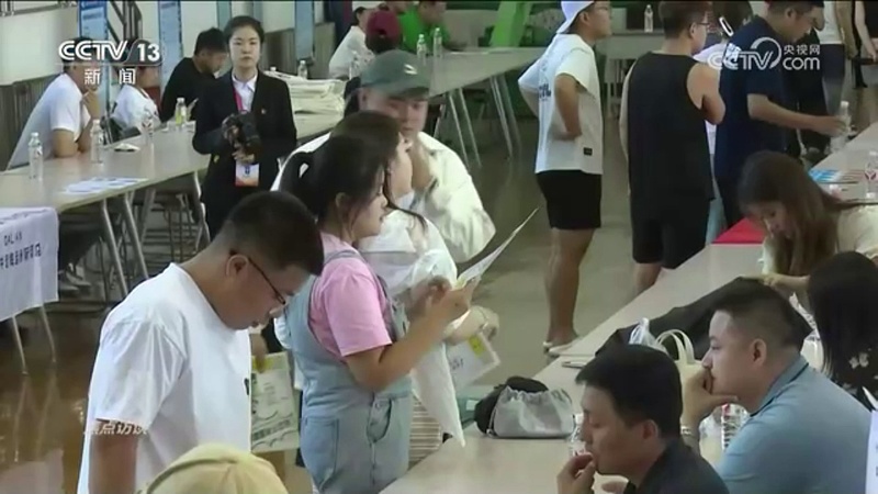 《高举改革开放旗帜》｜促进高质量充分就业如何落到实处