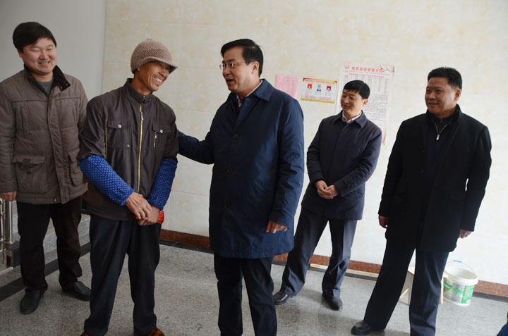 省编办主任郭本纯参加舒城县脱贫攻坚调研座谈会并走访慰问转水湾村